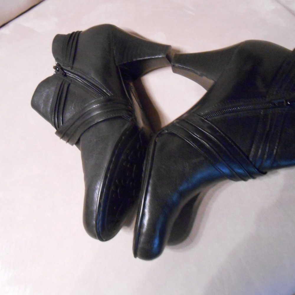 Women’s “Born Crown” black leather, high heeled boots, size 10 . - Picture 3 of 15